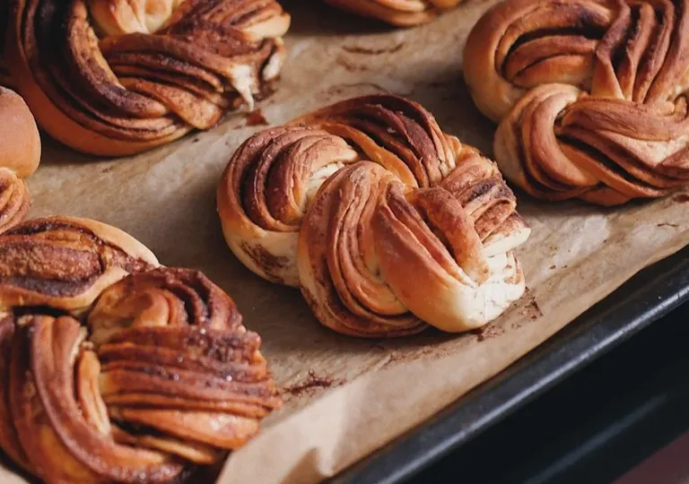 Nybakade bullar på ugnsplåt